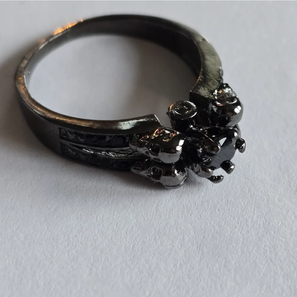 Skull Ring size 9 halloween spooky nine silver tone black faux gem skeleton goth